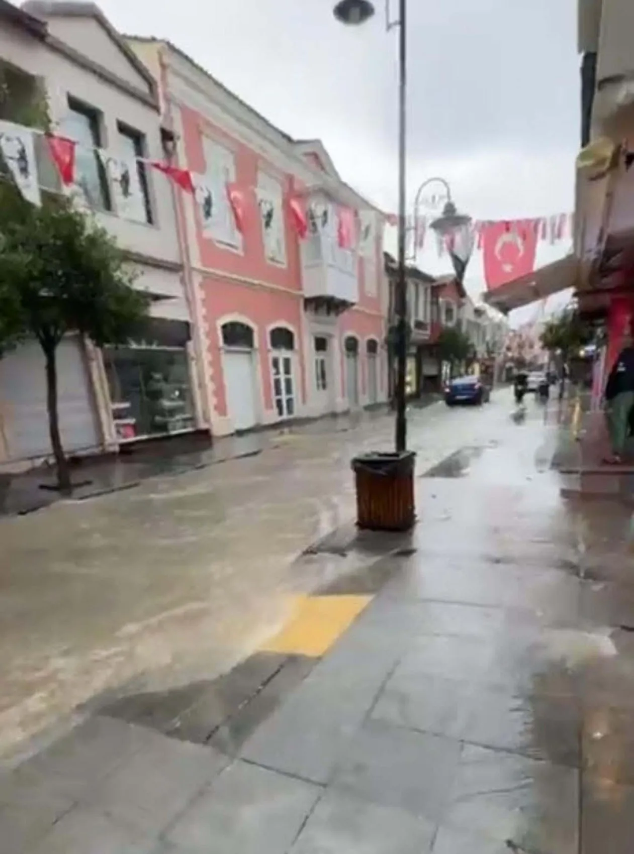 Çeşme'de aniden bastıran yağış hayatı felç etti