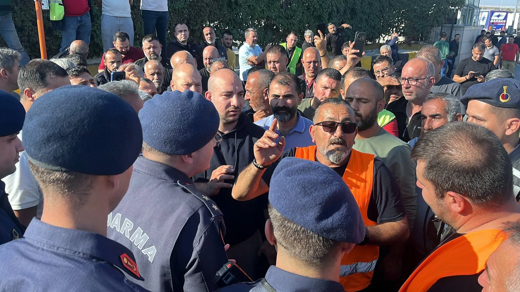 Kapıkule'de direksiyon başında isyan: TIR şoförlerinden 5 saatlik sessiz çığlık