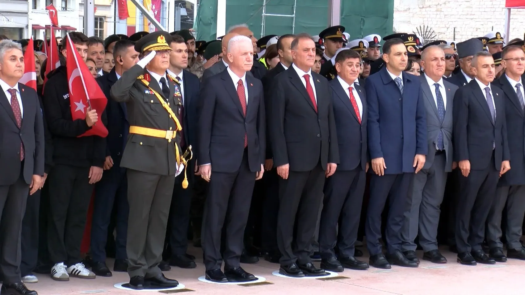 Taksim'de Cumhuriyet coşkusu: Anıt önünde resmi tören düzenlendi