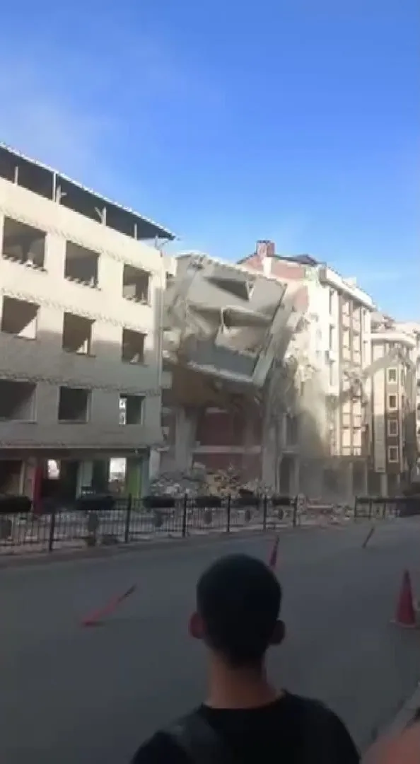 Bayrampaşa'da kentsel dönüşüm yıkımında korku dolu anlar: Bina havada asılı kaldı