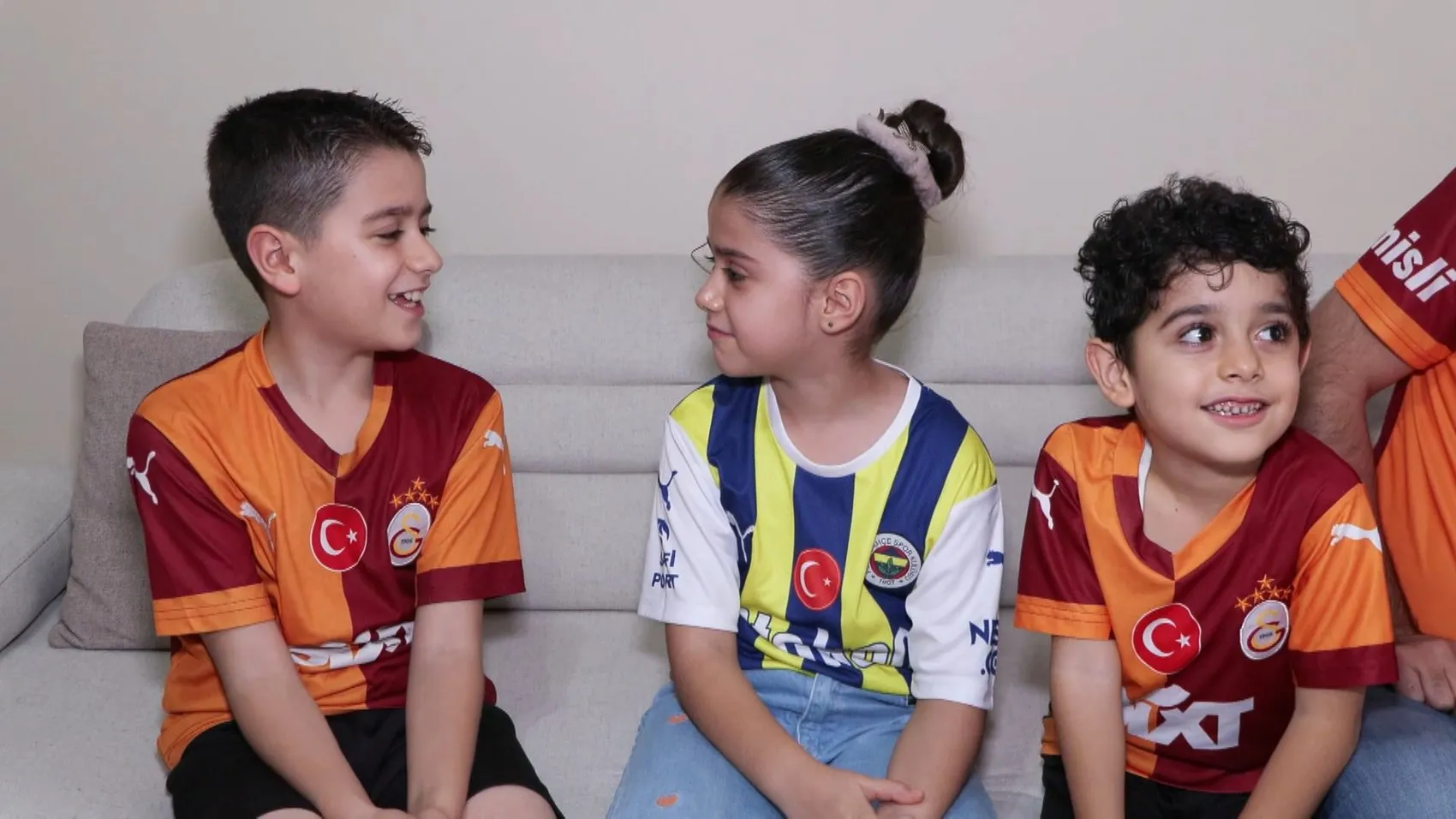 Tribünlerin en tatlı rekabeti: Galatasaraylı babanın yanında Fenerbahçe formasıyla derbi heyecanı