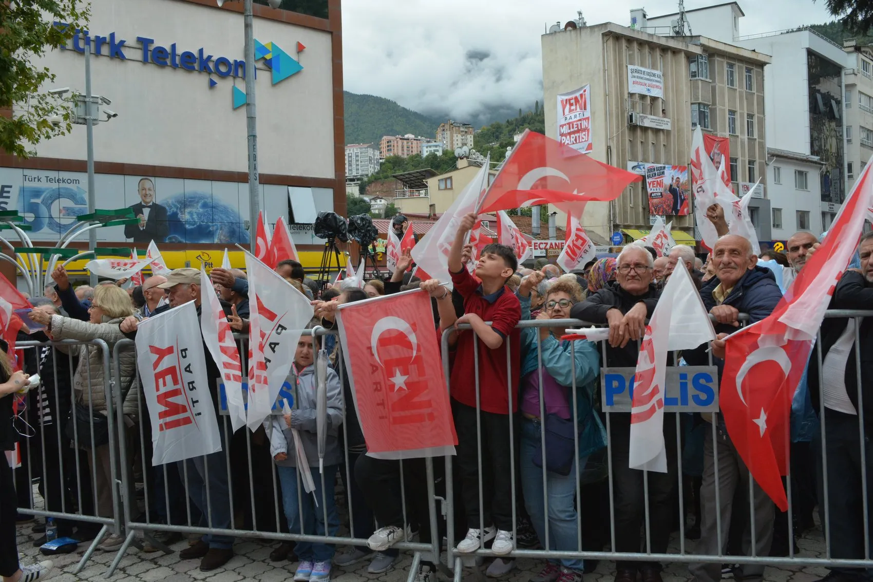 Özgür Özel'den Artvin'de iddialı çıkış: Yenilgiye alışmak bizim kitabımızda yazmaz