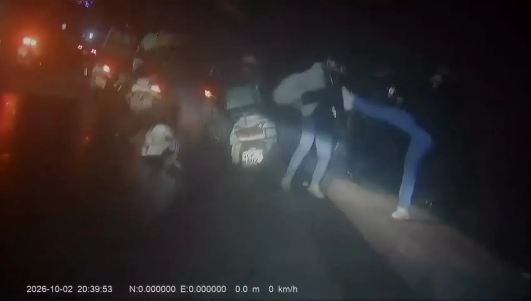 Ablasının ilişkisine karşı çıkınca dehşeti yaşadı: Motokuryeye kasklı saldırı kamerada