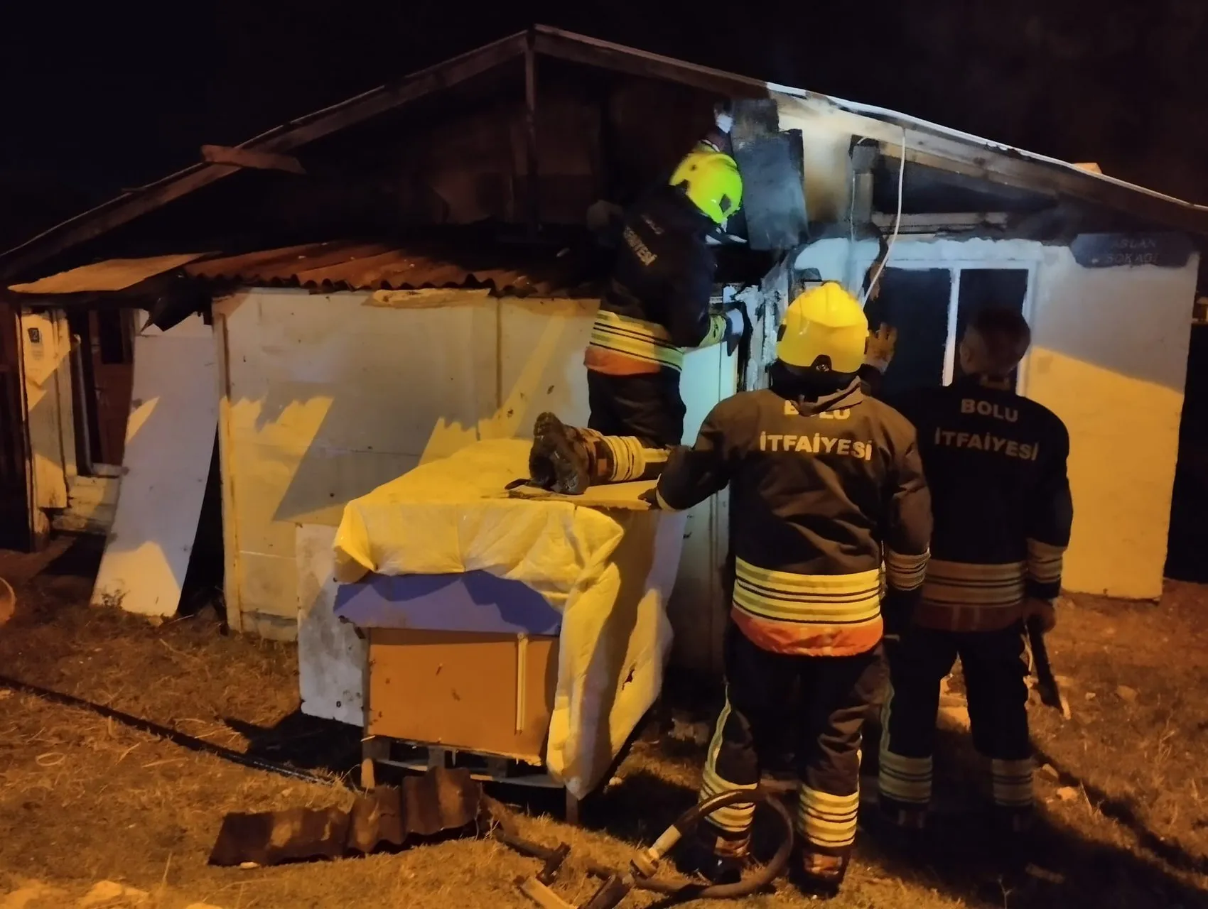 Bolu'da geceyi aydınlatan alevler: Bir anlık ihmal evi küle çevirdi