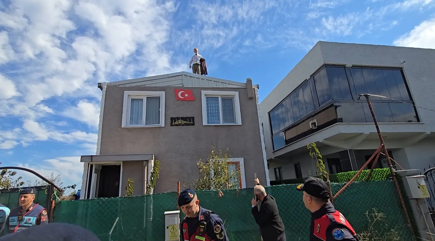 Mudanya'da yıkım gerilimi: Çatıya benzin bidonuyla çıktı, saatlerce direndi