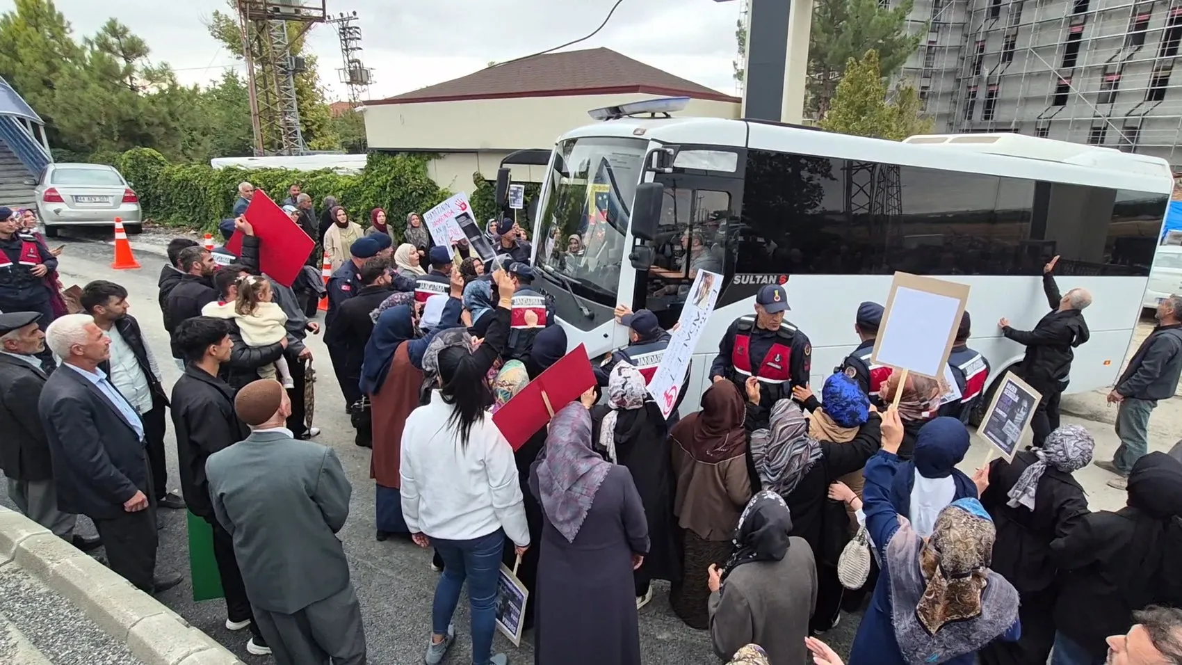 Emine Kolay davasında adliye önünde arbede: Ses kayıtları düğümü çözecek mi?