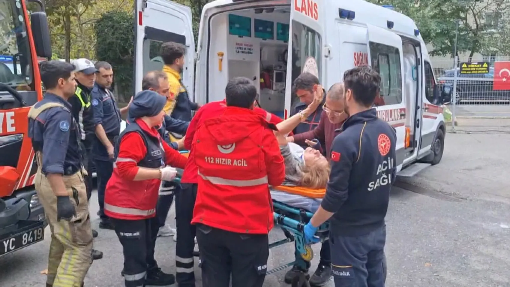 Maltepe'de otoparkta korku dolu anlar: Sürücü ve köpeği aynı araçta sıkıştı