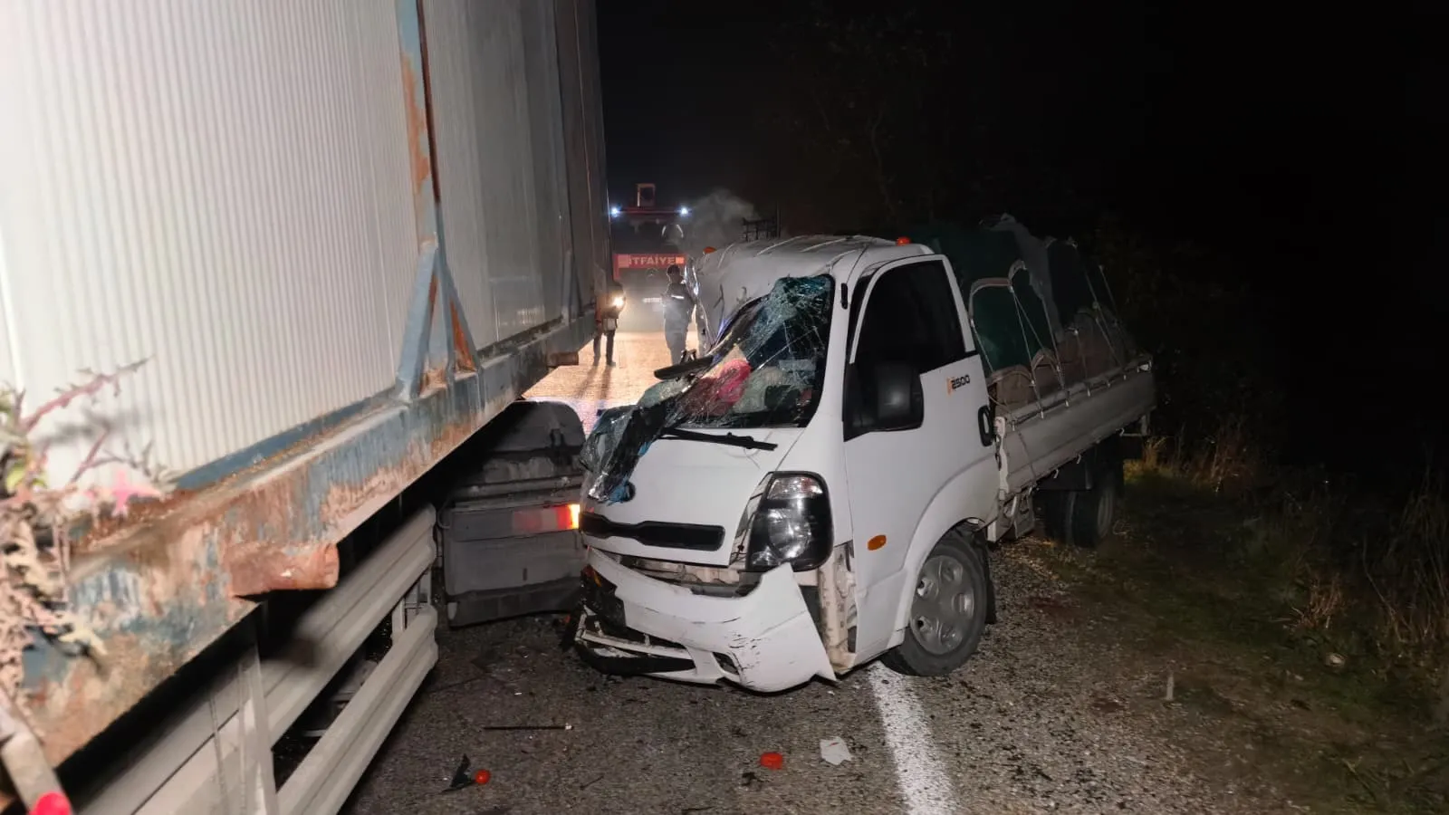 İnegöl yolunda dehşet anları: Domates yüklü kamyonet hurdaya döndü