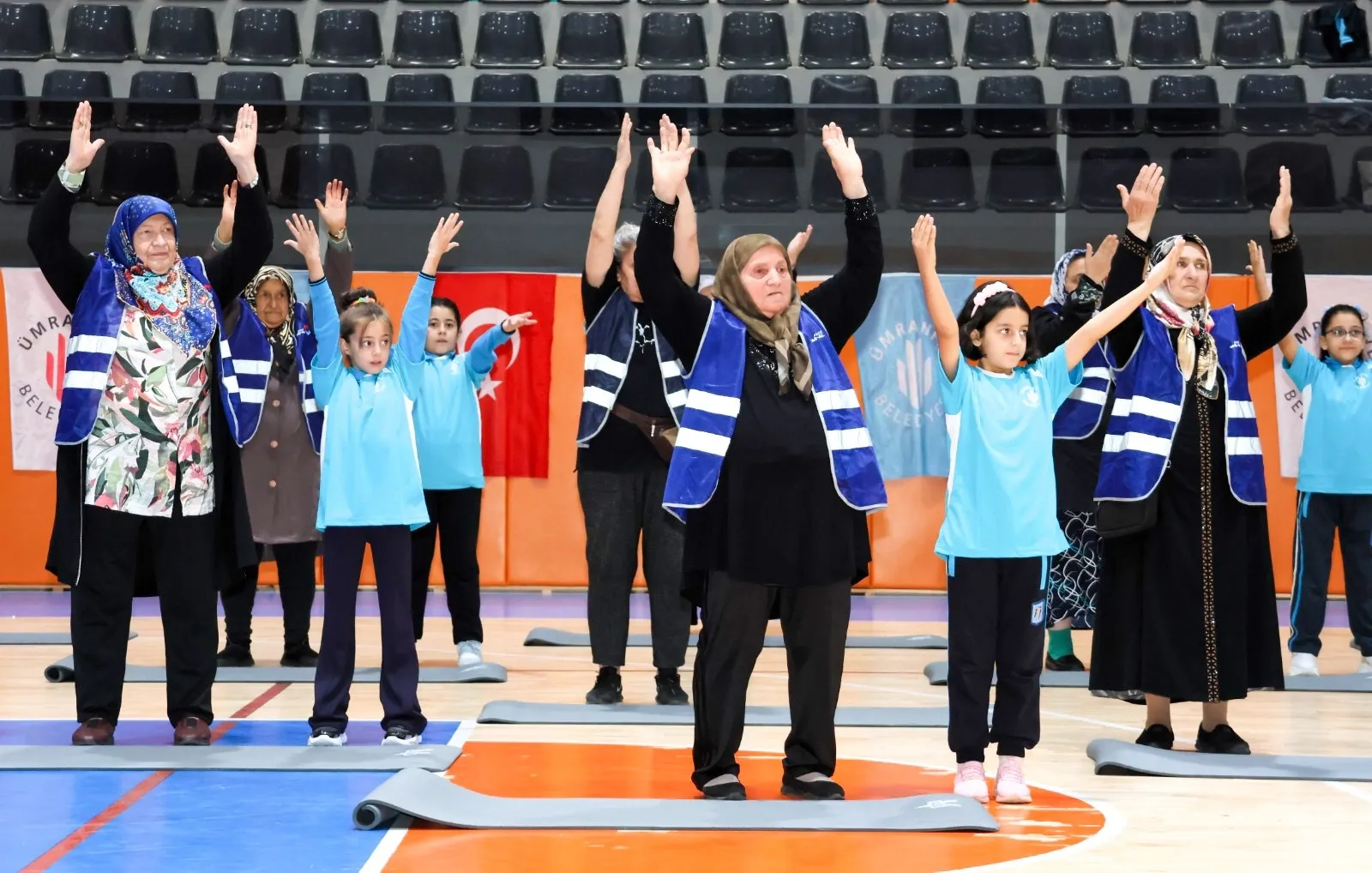 Ümraniye'de kuşaklar arası köprü: 70 kişi aynı spor sahasında buluştu
