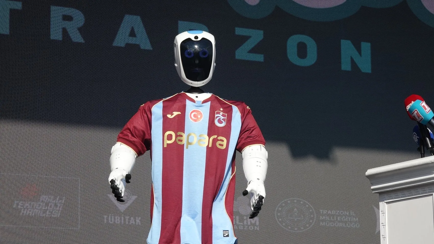 Trabzon'da teknoloji rüzgarı: Açılışı yapay zeka robot yaptı, hedef TEKNOFEST