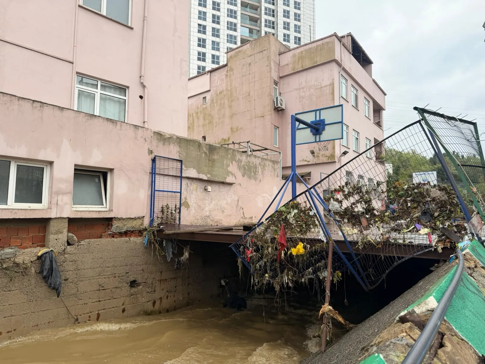 Ayazağa'da saniyelerle yarışan kahramanlık: Ölümün kıyısından dönen 6 kişi o anları anlattı