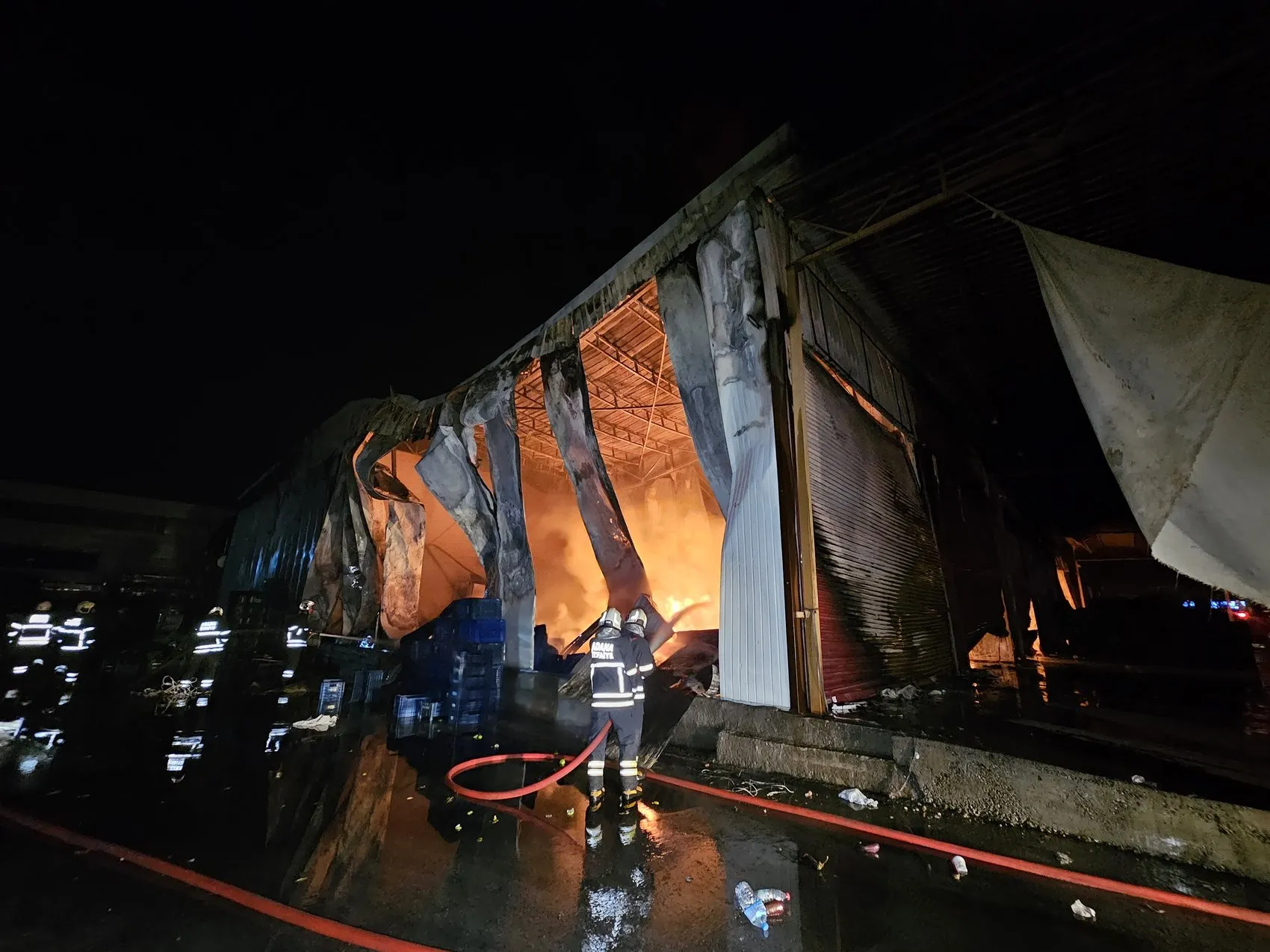 Adana'da geceyi aydınlatan dehşet: Hal kompleksinde 22 dükkan küle döndü