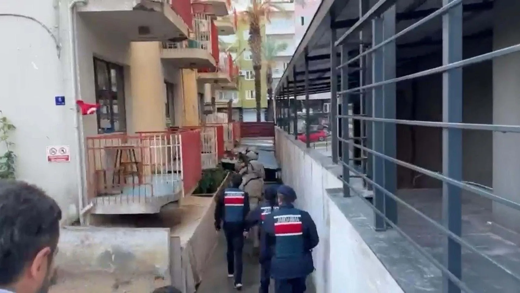Kuşadası'nda şafak operasyonu: Zehir tacirlerine ağır darbe