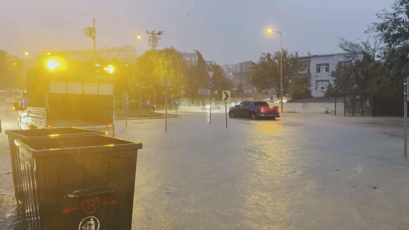 Arnavutköy'de dere taştı: Eğitim yuvası sular altında kaldı