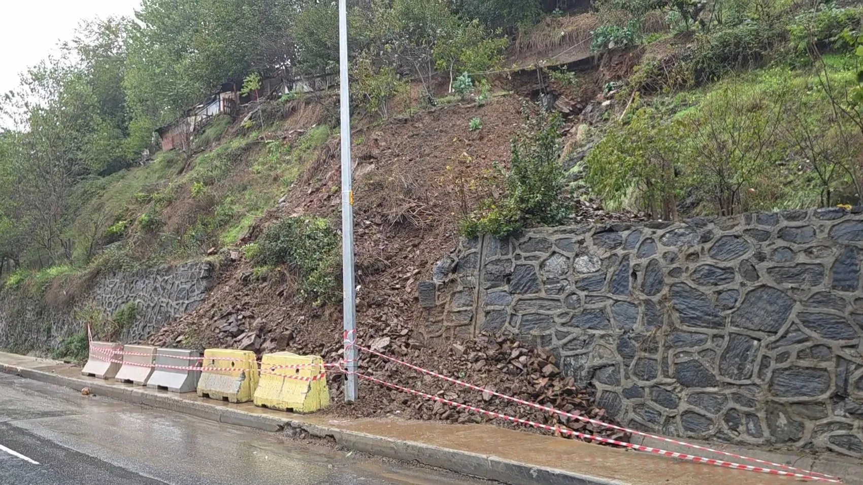 İstanbul'un tarihi mirası sağanağa yenildi: Asırlık su hattında büyük hasar