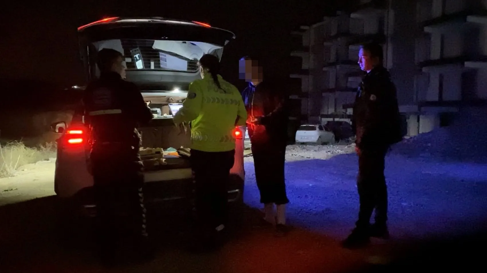 Polisten kaçarken yakalandılar: Direksiyon başında kim vardı kavgası karakolda bitti