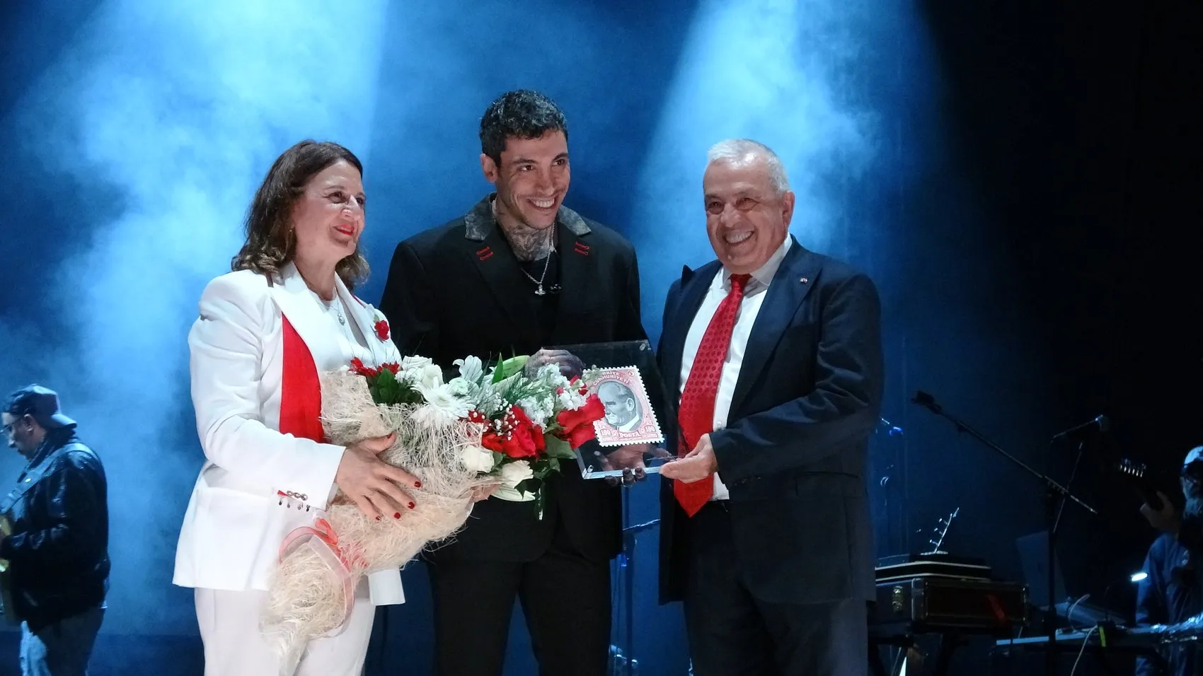 Bursa'da yağmur dinlemedi: Cumhuriyet coşkusu FSM'de zirveye ulaştı