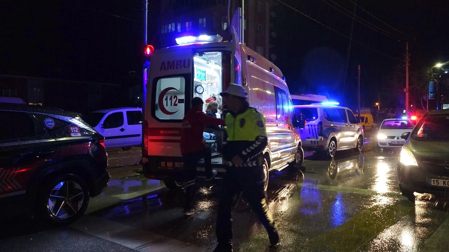 Burdur'da akşam saatlerinde korkutan kaza: Öğrenci servisi ile otomobil çarpıştı
