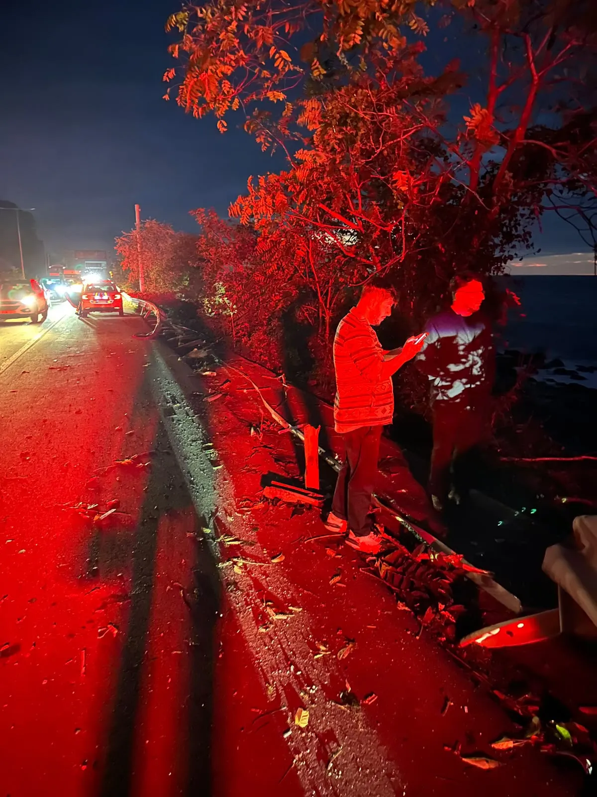 Karadeniz'in hırçın dalgaları bekliyordu: TIR denize düşmekten son anda kurtuldu