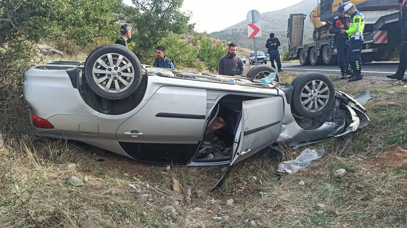 Yahyalı yolunda korkutan kaza: Otomobil şarampole uçtu
