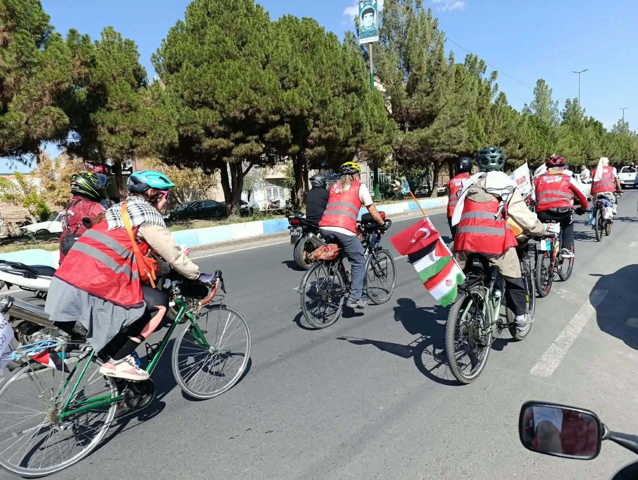 İran'daki okul saldırısının acısını kalplerinde taşıyan 25 bisikletçi 2 bin 865 kilometre yol katetti