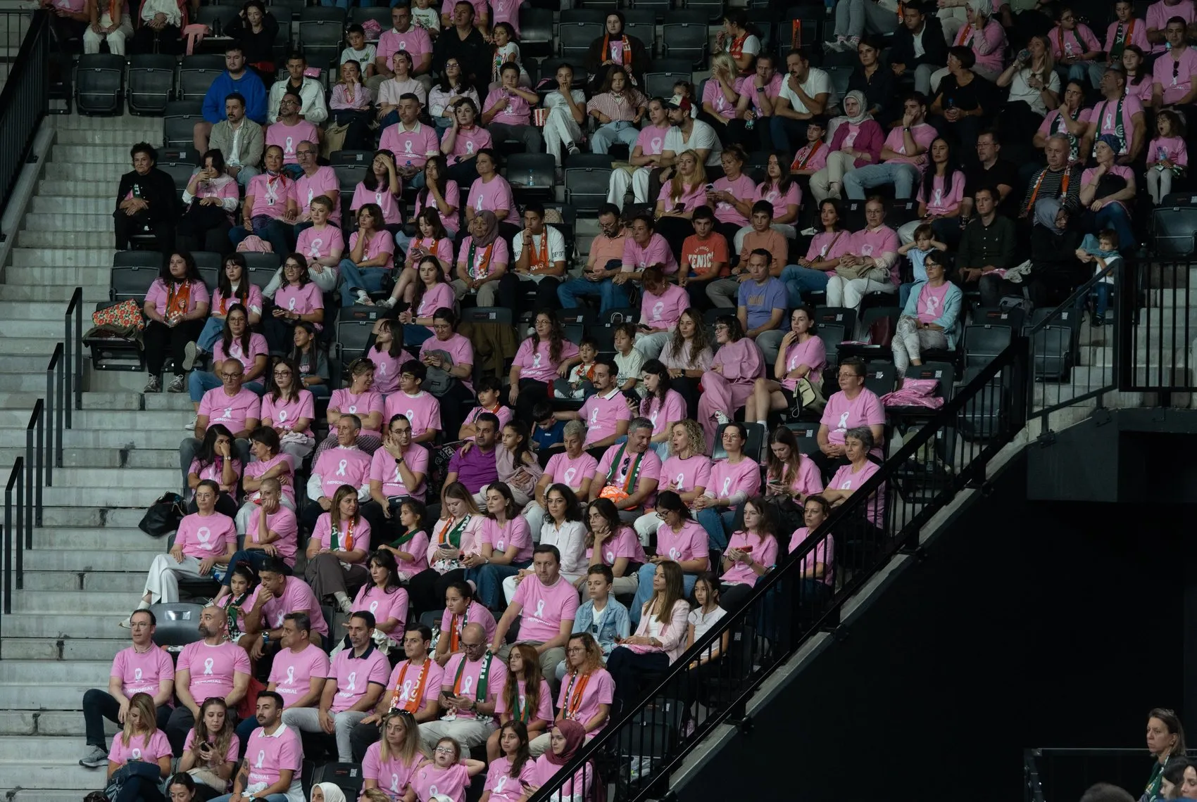 Voleybol sahasında pembe dayanışma: Kanserle savaşan kadınlar umut oldu