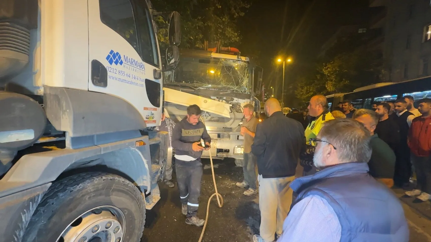 Avcılar'da korku dolu anlar: El frenini çekmeyi unuttu, beton pompası yedi aracı biçti