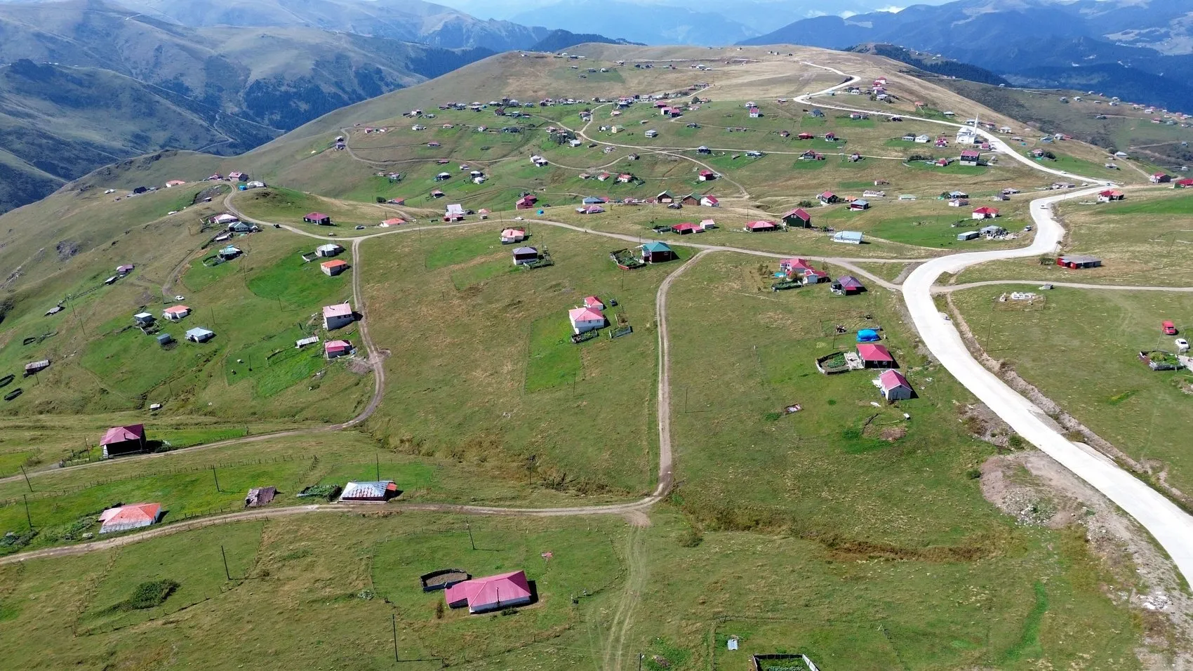 Karadeniz'in zirvesinde masalsı anlar: Sis bulutu yaylayı yuttu