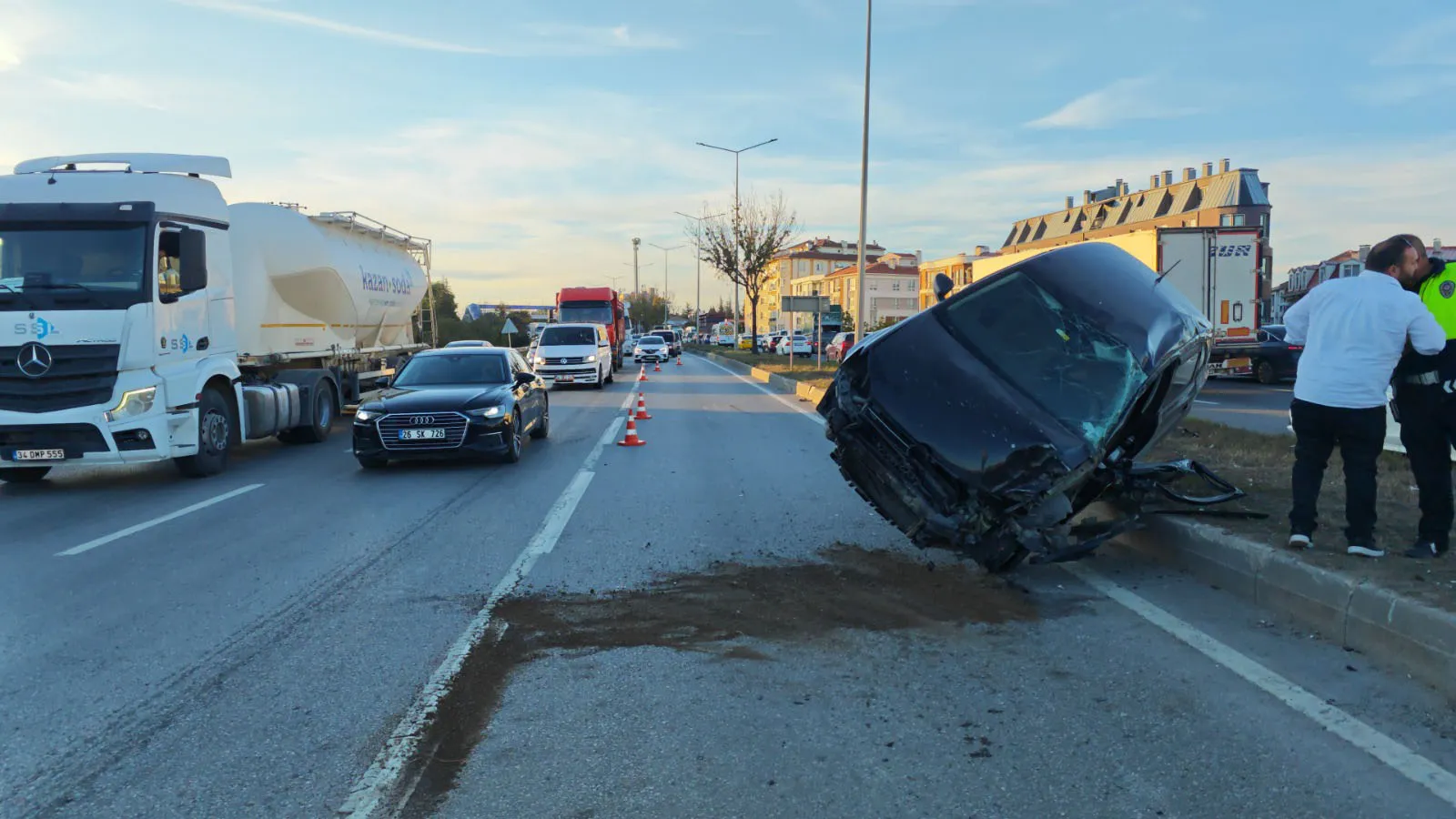 Eskişehir-Ankara yolunda korkunç kaza: Otomobil hurdaya döndü