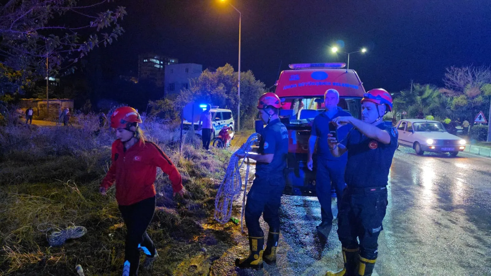 Kozan'da gece yarısı dehşeti: Kanala uçan araçtan sağ çıktılar