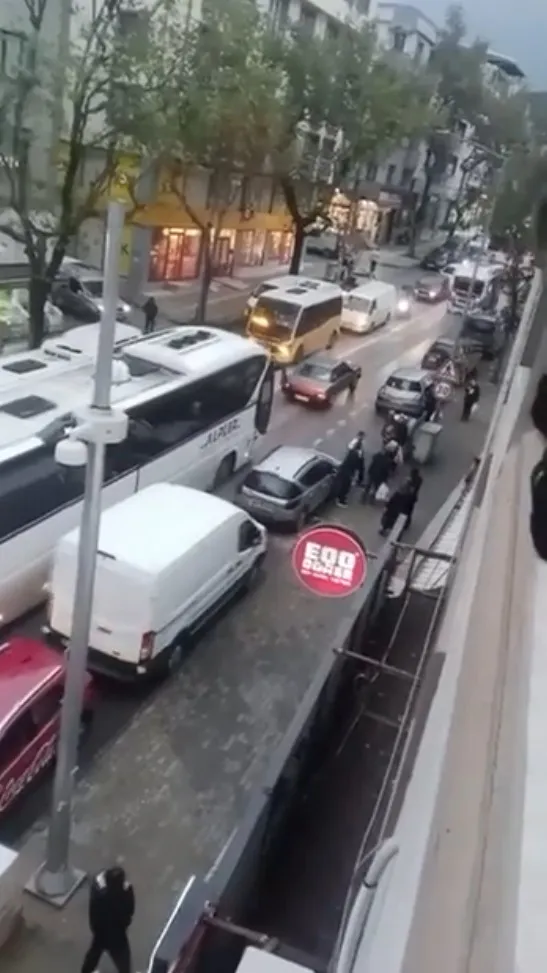Bursa sokaklarında öfke patlaması: Eşinin aracını çekiçle parçaladı