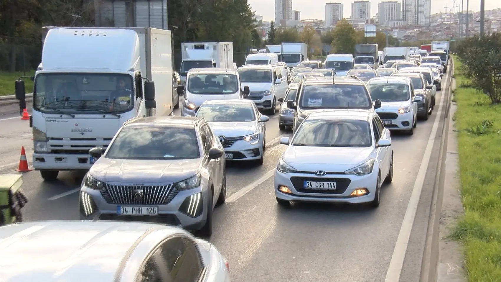 Avrupa Otoyolu'nda dehşet anları: Araçlar hurdaya döndü, trafik felç oldu