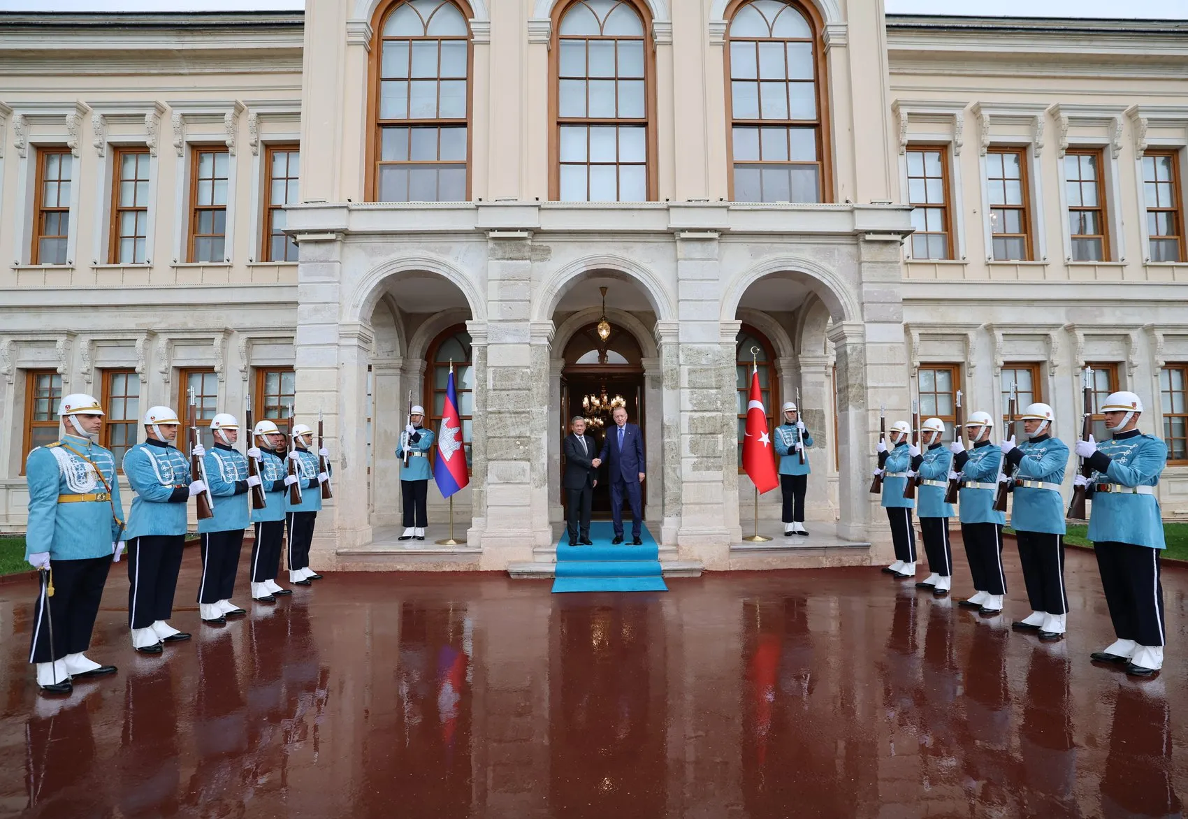 Dolmabahçe'de kritik diplomasi trafiği: Erdoğan ve Manet bir araya geldi