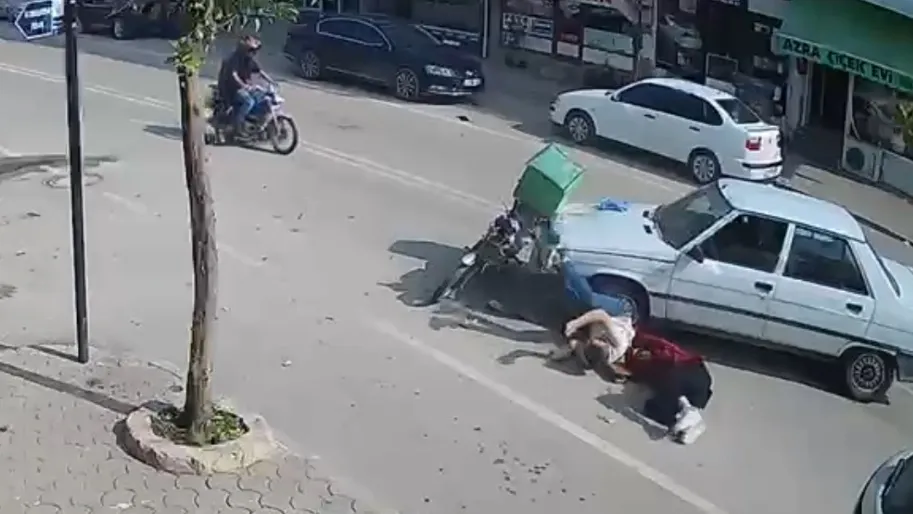 Kozan'da dehşet anları: Güvenlik kamerasına yansıyan kazada motosikletli çift yaralandı