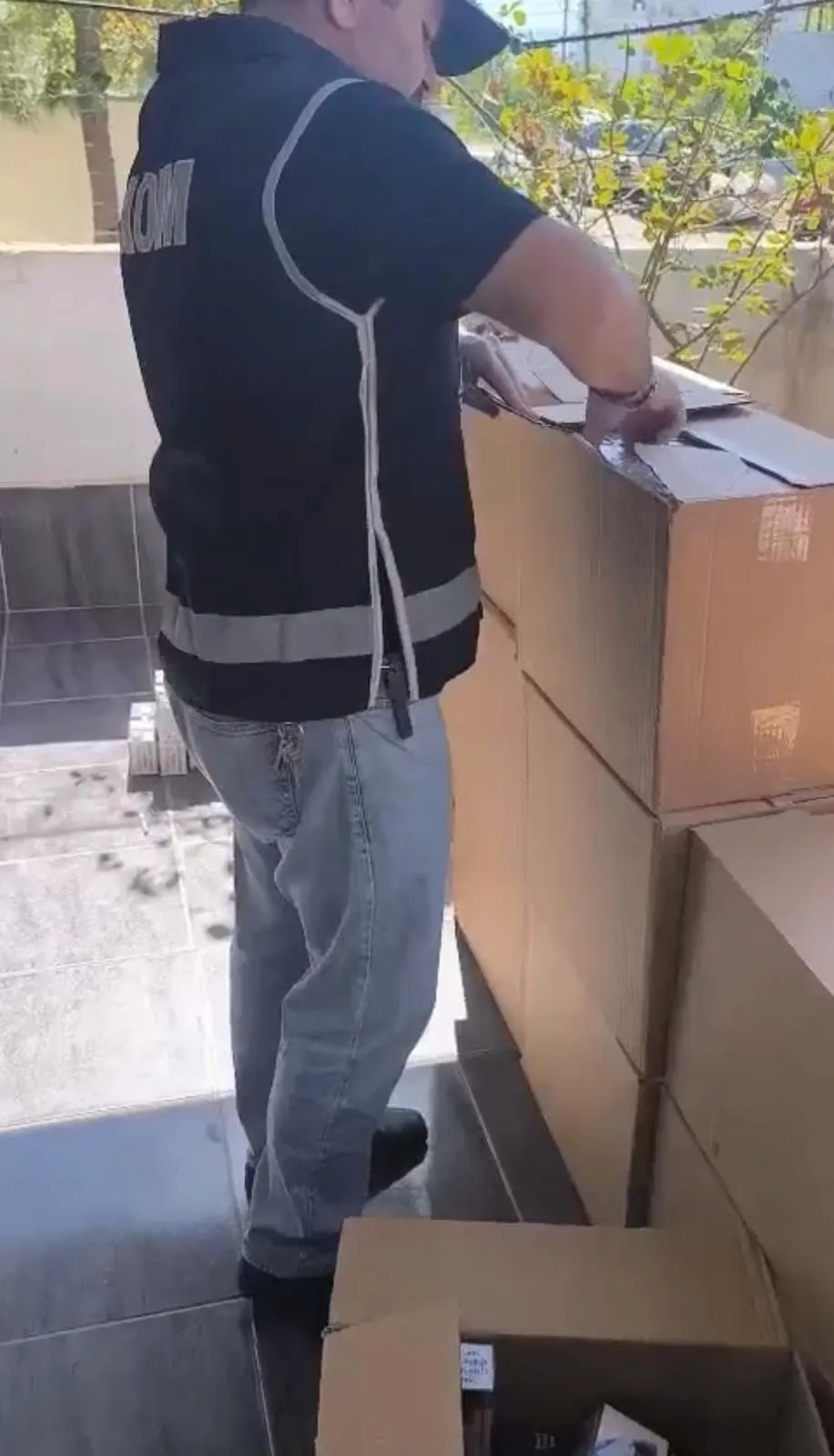 Efeler'de kaçak tütün operasyonu: Binlerce makaron ele geçirildi
