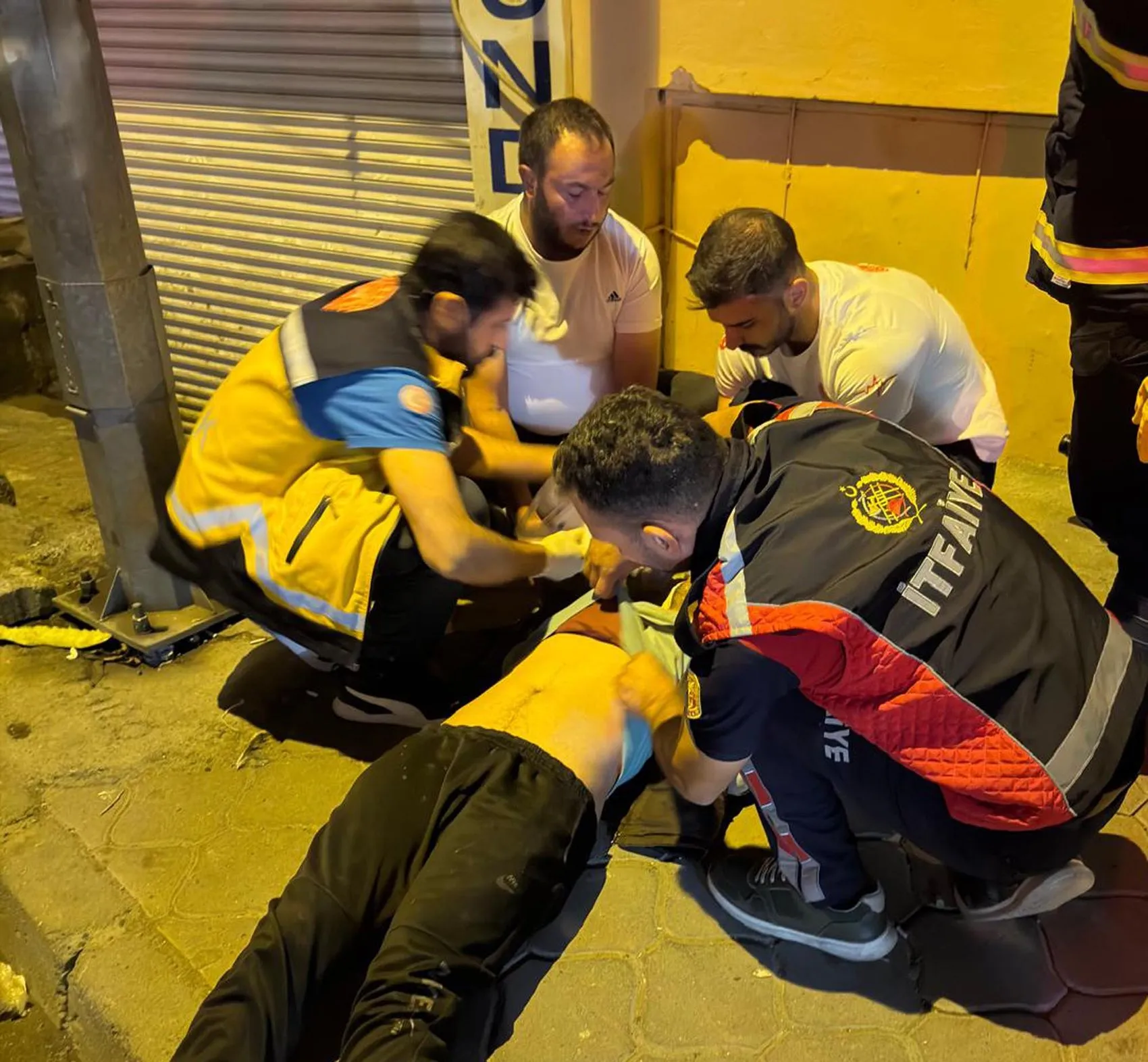 Iğdır'da korkuluklara sıkışan vatandaşın yardımına itfaiye yetişti