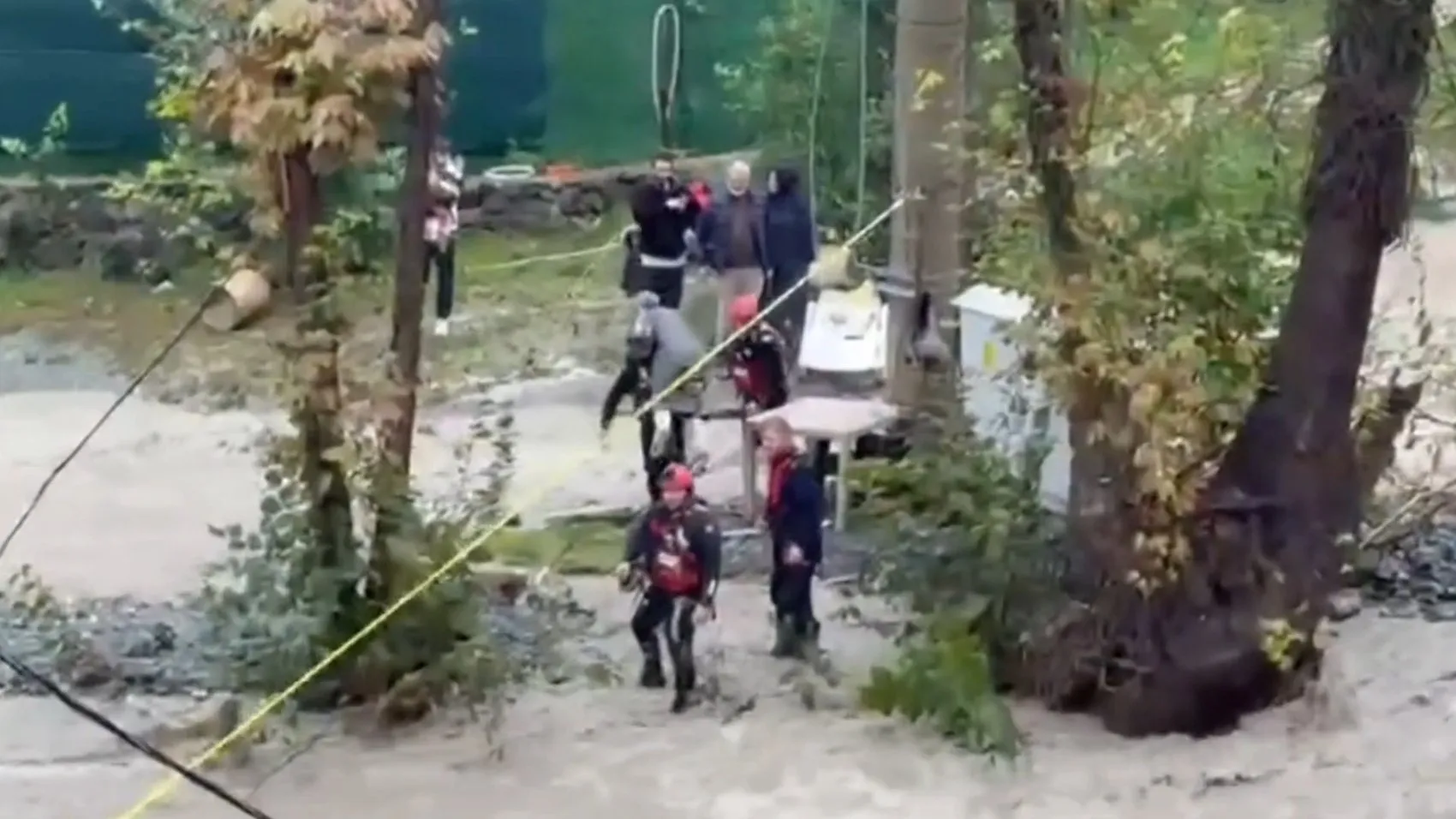 Sapanca'da dere taştı, köprü yıkıldı: 8 kişi ölümle burun buruna geldi