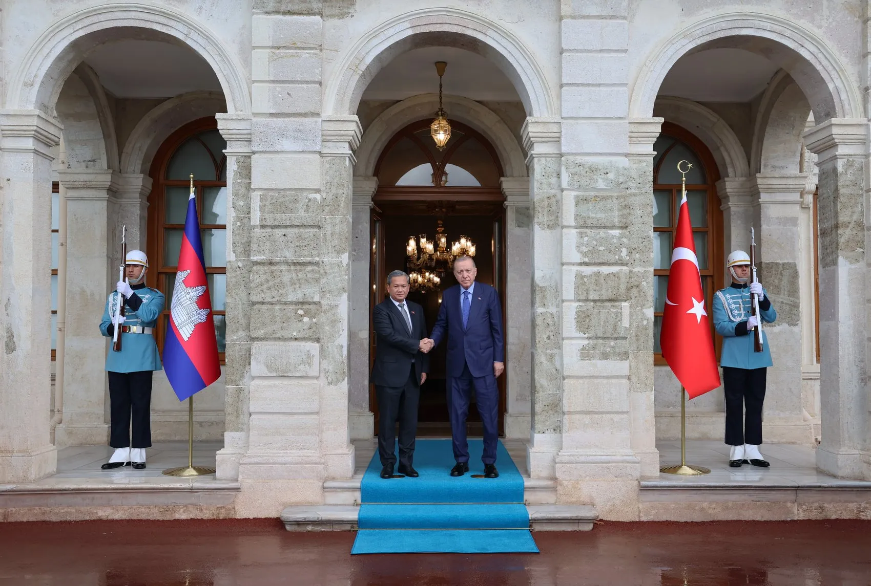 Dolmabahçe'de kritik diplomasi trafiği: Erdoğan ve Manet bir araya geldi