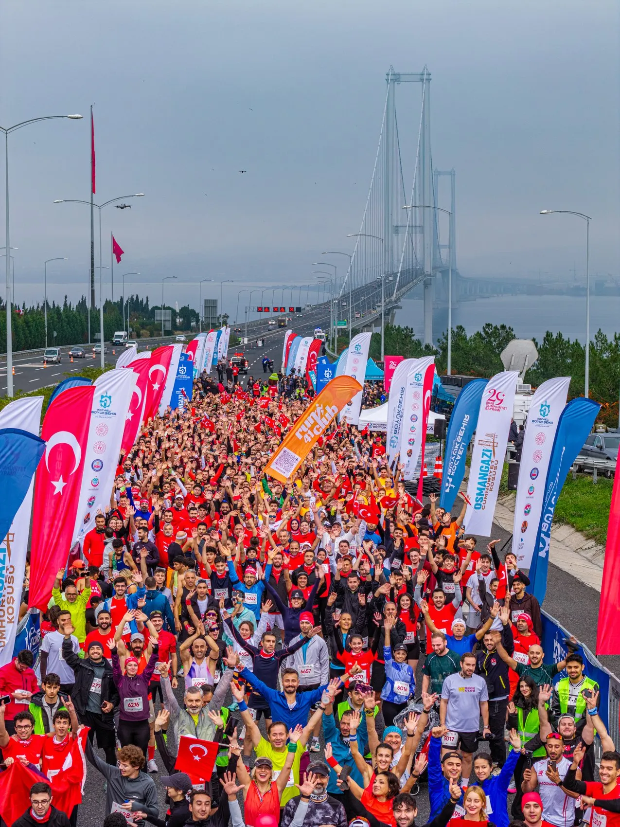 Dev köprüde tarihi buluşma: Cumhuriyet coşkusu 6 bin 500 adımla zirveye taşındı