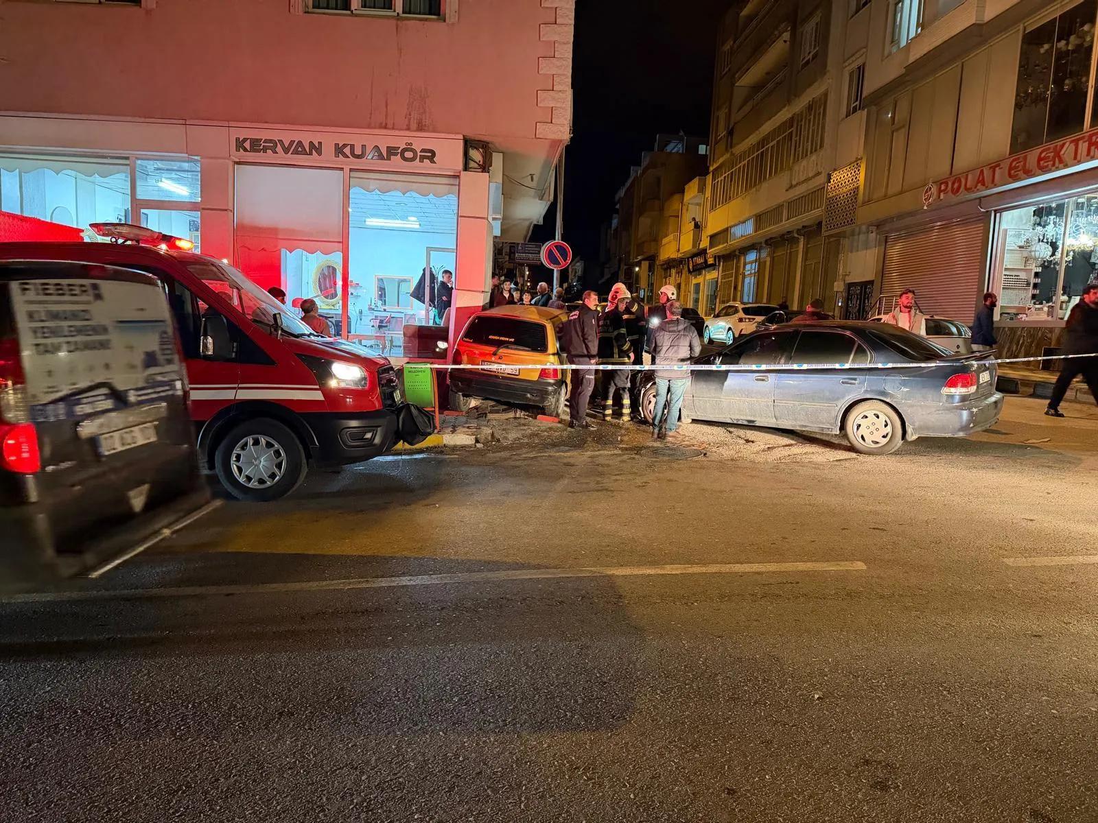 Kahta'da korkutan kaza: Çarpışmanın şiddetiyle dükkanın içine girdiler