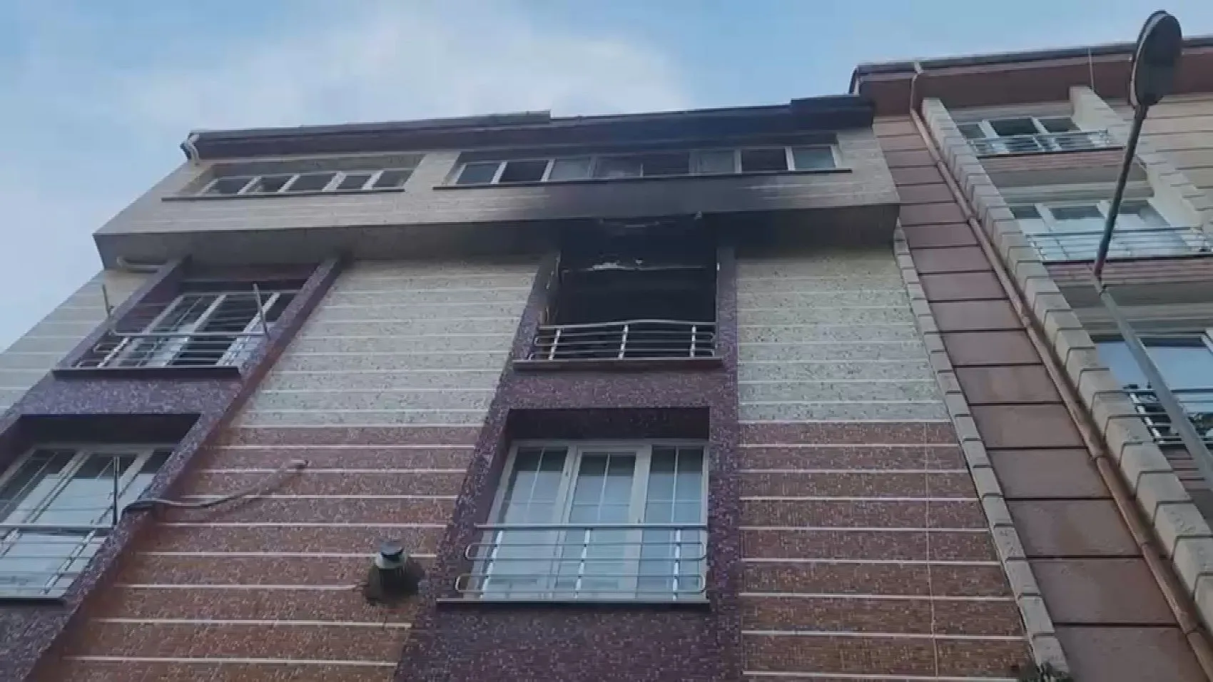 Esenyurt'ta korku dolu anlar: Alevlerin arasında kalan 5 kişi son anda kurtarıldı