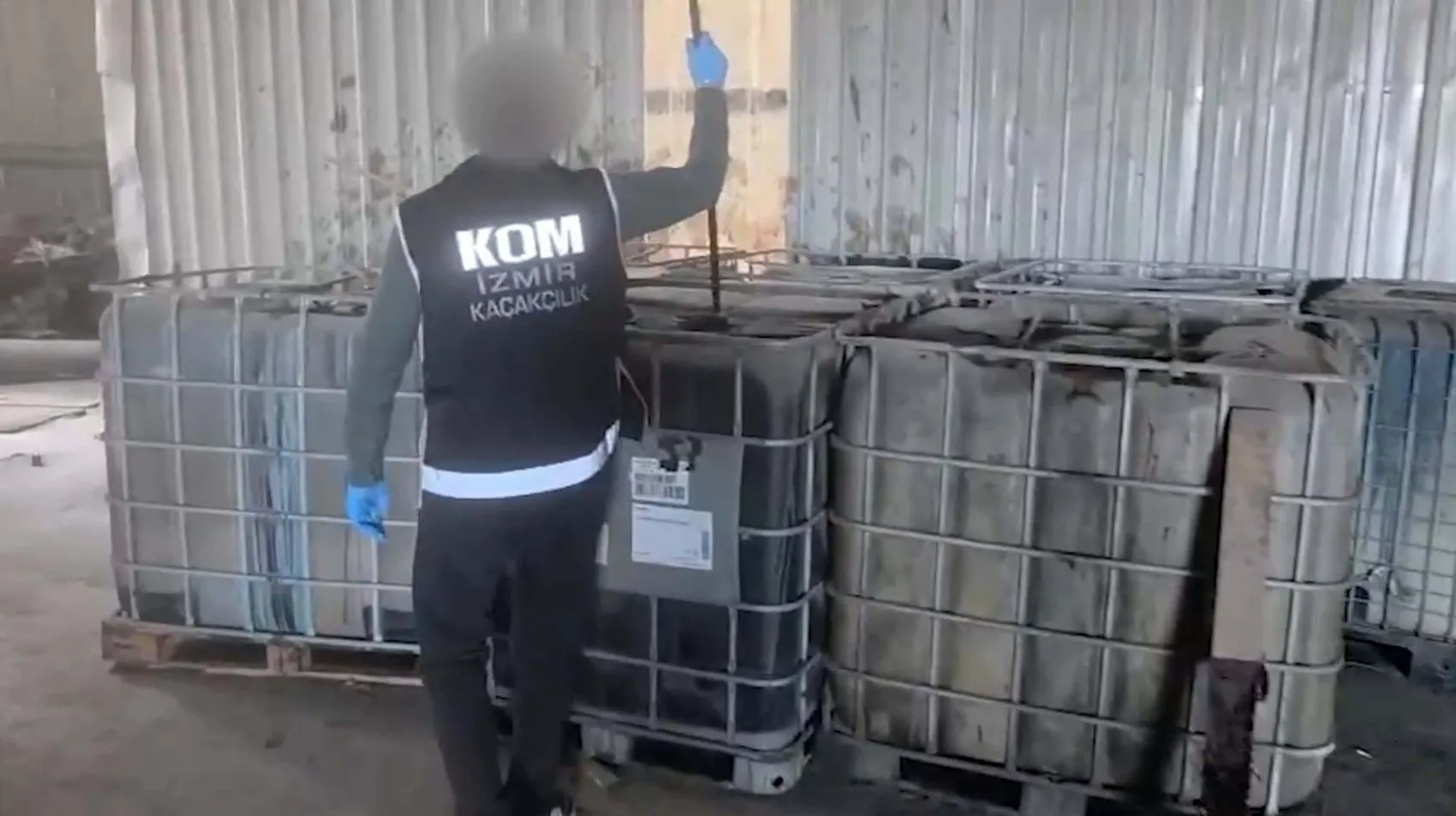Aliağa'da dev operasyon: Tonlarca kaçak yakıt ele geçirildi