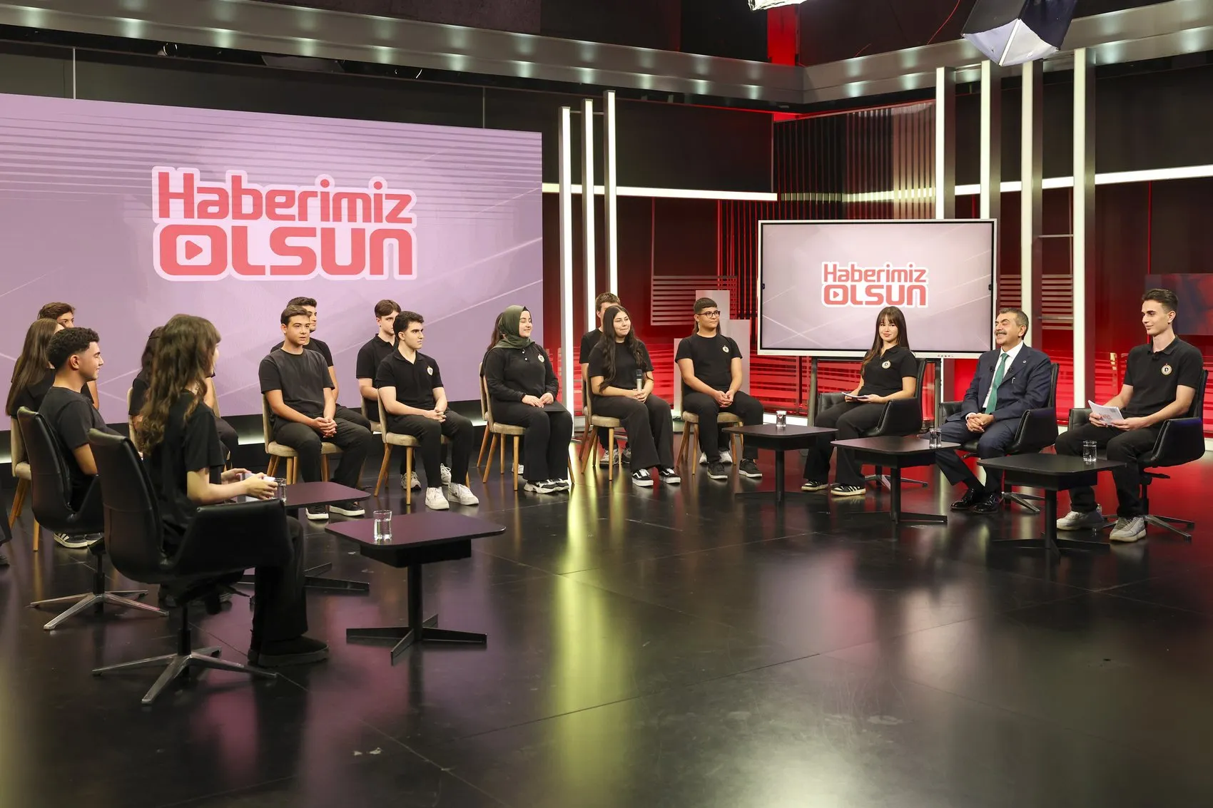 Bakan Tekin'den genç iletişimcilere tam destek: Medyanın geleceği bu sıralarda şekilleniyor