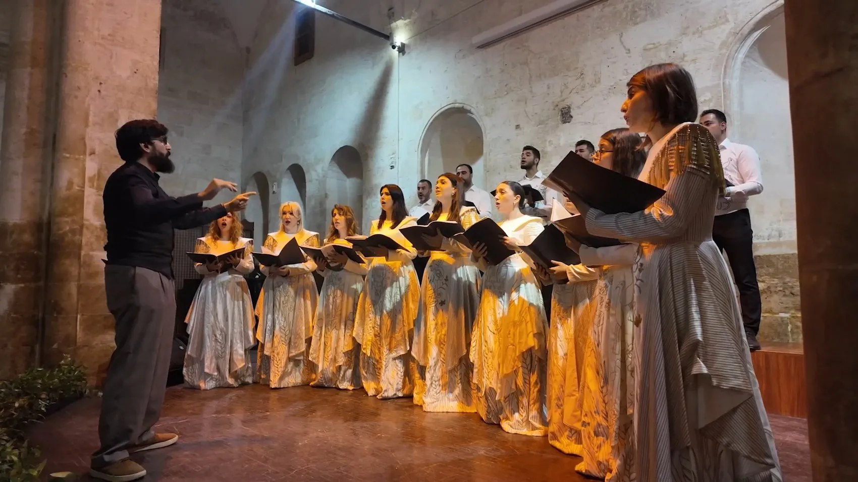 Şanlıurfa'da tarihi buluşma: Gazellerin yanık sesi opera ezgileriyle harmanlandı