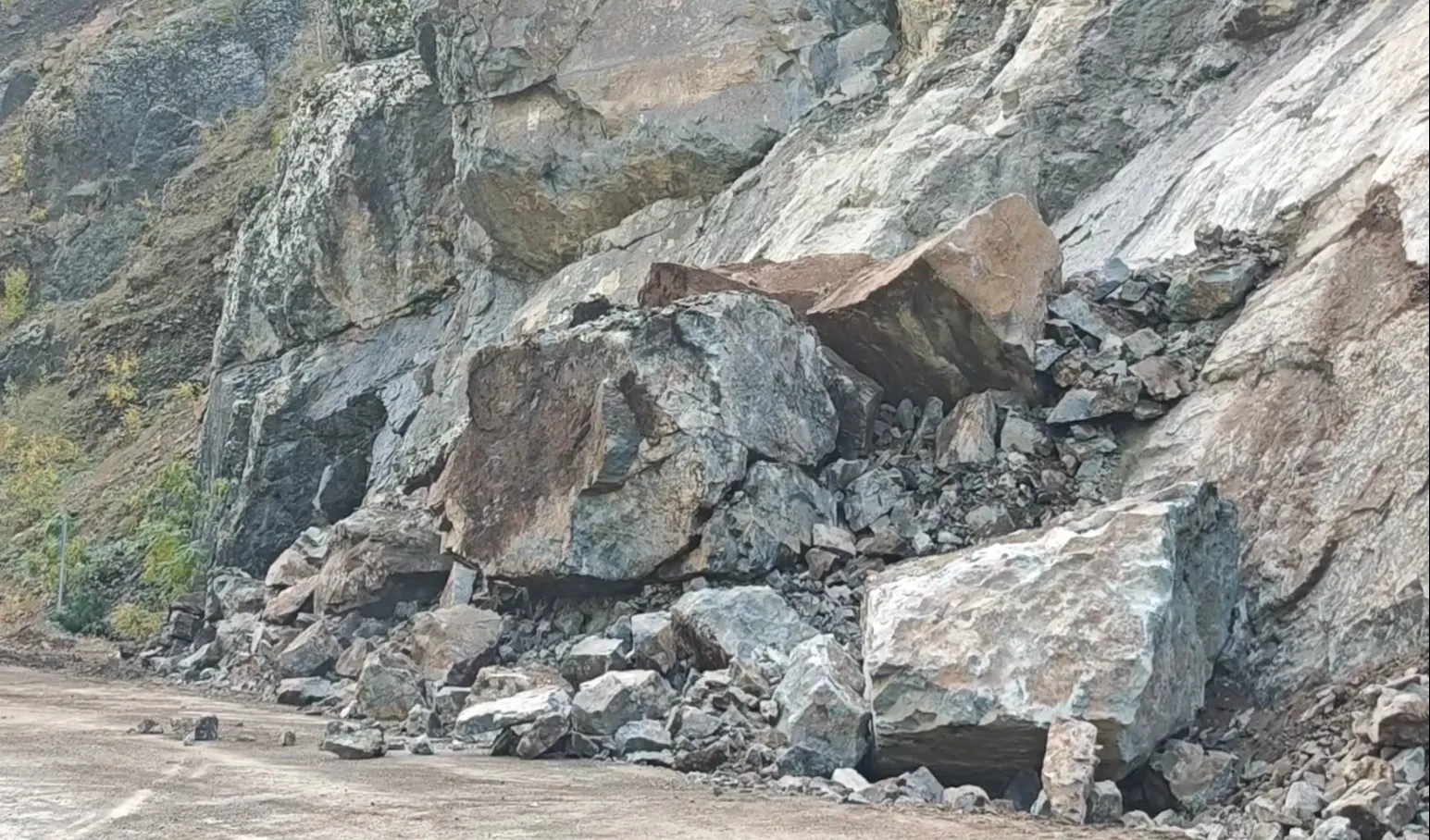 Artvin'de ulaşımı felç eden doğa olayı: Dev kaya kütleleri yolu kapattı