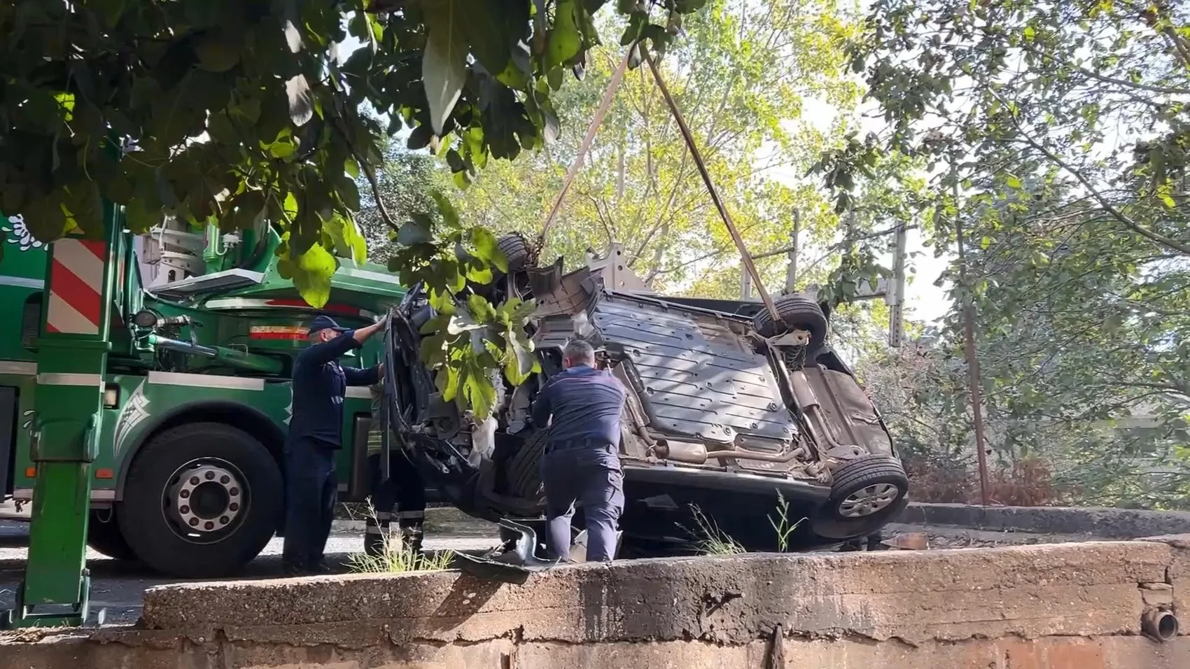 Levent'te korku dolu anlar: 79 yaşındaki sürücü park etmeye çalışırken bahçeye uçtu