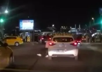 Eminönü'nde korku dolu anlar: Çarptığı yayayı arkasına bile bakmadan bırakıp kaçtı