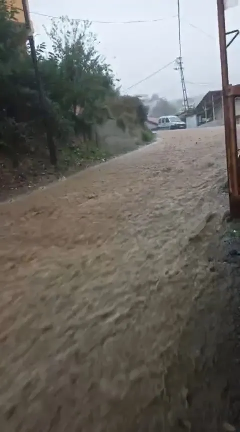 Beykoz'da sabah saatlerinde kabus: Sağanak yağış caddeleri göle çevirdi