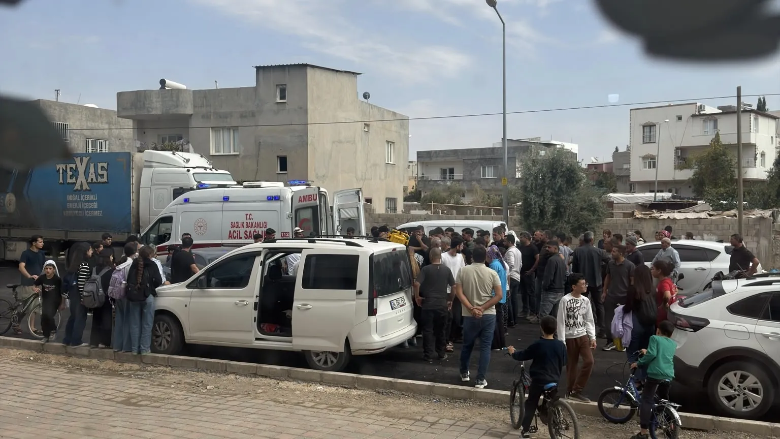 Nusaybin'de saniyelerle ölçülen dehşet: Araçtan indiği an otomobil çarptı