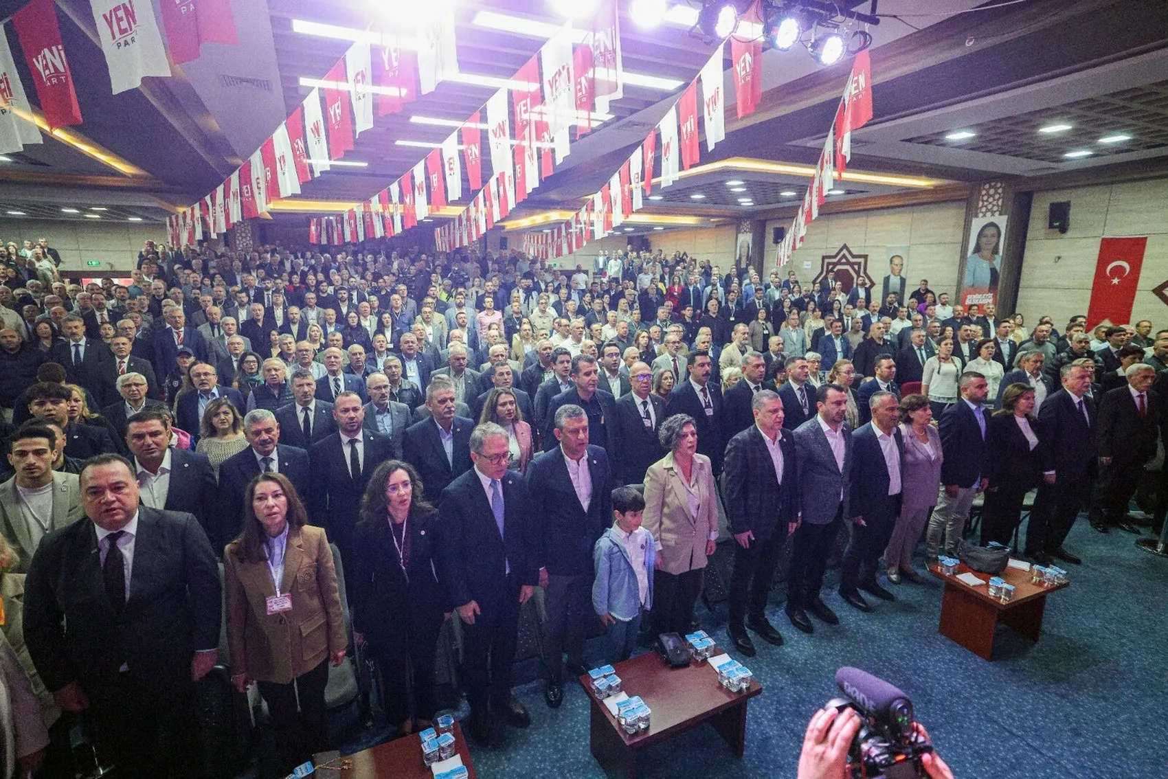 Özgür Özel'den Manisa'da tarihi çıkış: Sandığa el uzatanın elini bu millet kırar